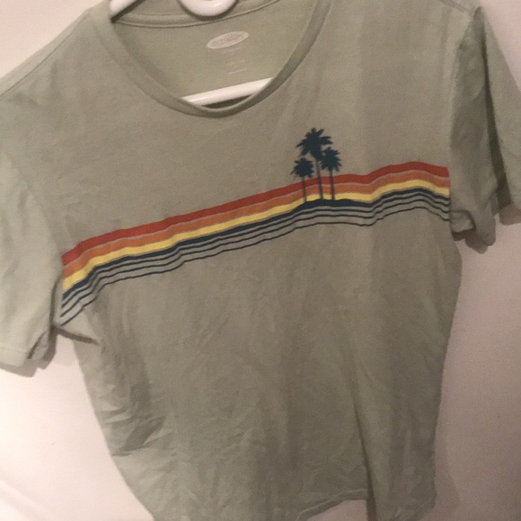 Old Navy Soft Washed 4 tone Beach Scene on light green tshirt - Picture 2 of 3
